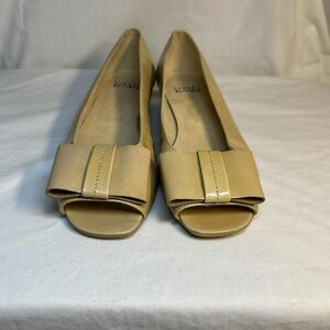 Stuart‎ Weitzman Women's Cream Bow Flats Narrow fit